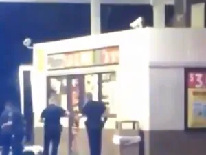 الشرطة الأمريكية تقتل برصاص رجلا أسمر خلال محاولة احتجازه أمام متجر 