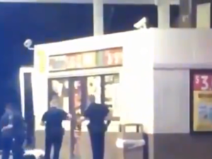 الشرطة الأمريكية تقتل برصاص رجلا أسمر خلال محاولة احتجازه أمام متجر 