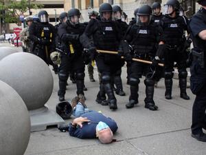 رفع دعوى ضد شرطيين أمريكيين دفعا محتجا سبعينيا أرضا