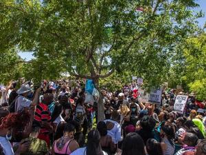 شرطة لوس أنجليس تتعهد التحقيق بملابسات موت شاب أسود عثر عليه مشنوقاً