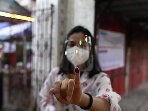 ناخية في مركز للاقتراع في رانغون في بورما 