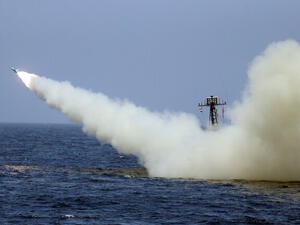 الحرس الثوري الإيراني يبدأ مناورات غرب مضيق هرمز بمشاركة القوات البحرية والجوية