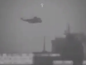 صورة لعملية إيقاف السفينة المدنية