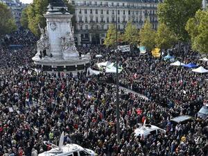 آلاف يتجمعون في باريس تكريماً لذكرى مدرّس قتِل بقطع الرأس