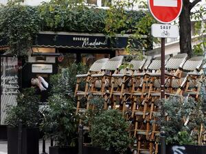 المتاجر في باريس مغلقة بسبب العزل العام والسكان يتأملون تخفيف الإجراءات قبل عيد الميلاد