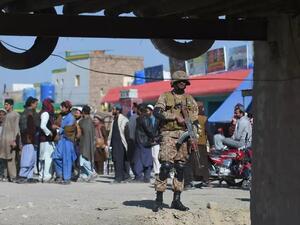 جندي باكستاني في سوق في ميرانشاه