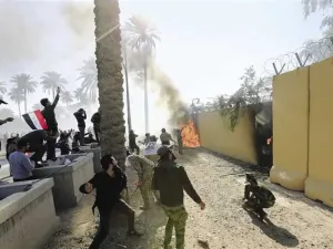 إصابة 3 أشخاص في قصف استهدف السفارة الأمريكية ببغداد