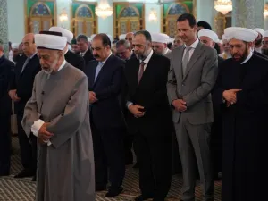 بشار الأسد يصلي العيد في مسجد بدمشق