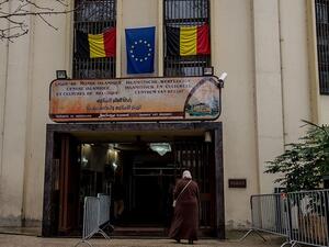 توقيف مدرّس بلجيكي عرض على تلاميذه صورة ساخرة للنبي ﷺ