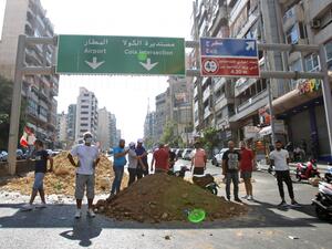 محتجون يقطعون عدداً من الطرق شمال لبنان بسبب الأوضاع الاقتصادية