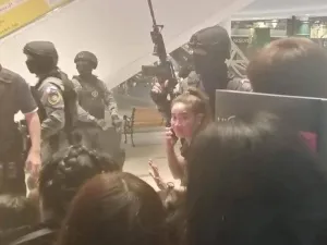 آلاف يشعلون شموعا لتأبين ضحايا جريمة القتل العشوائي بتايلاند