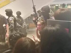 آلاف يشعلون شموعا لتأبين ضحايا جريمة القتل العشوائي بتايلاند