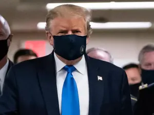 ترامب يضع قناعا داخل مستشفى والتر ريد العسكري