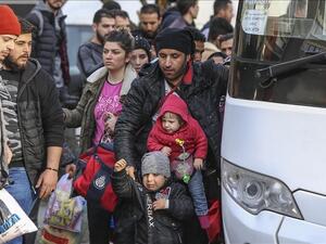 آلاف المهاجرين يواصلون التدفق إلى الحدود التركية اليونانية