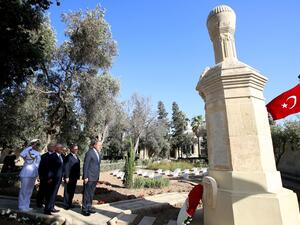 أكاليل زهور يكشف كذبة مقتل رئيس الأركان التركي في ليبيا