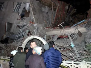 ارتفاع حصيلة ضحايا زلزال تركيا إلى 18 قتيلا