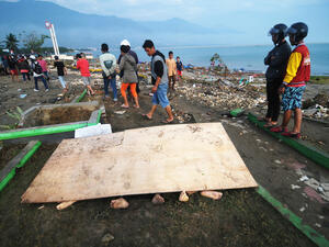 زلزال بإندونيسيا وفرار المئات عقب تحذير من تسونامي
