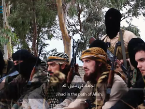 جهاديون فرنسيون كما ظهروا في شريط فيديو يهددون فرنسا بهجمات