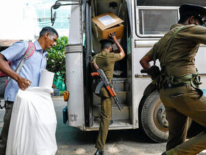 إطلاق نار على حافلات تقل ناخبين قبل ساعات من بدء اقتراع رئاسي في سريلانكا