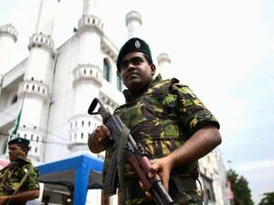 أفراد من الجيش أمام أحد المساجد بالعاصمة السريلانكية كولومبو