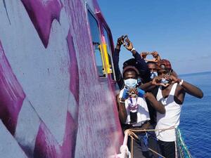 سفينة إنسانية