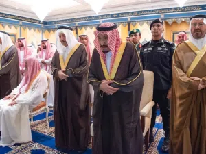 ظهور للأمير أحمد بجانب الملك سلمان في جنازة أخيهما