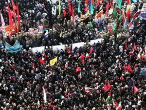 حشود جماهيرية ضخمة تشارك في مراسم تشييع سليماني في طهران