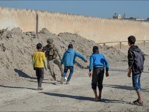 الجيش التركي ينشر صور لعبه الكرة مع الأطفال بشمال سوريا