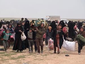 مع تقدم قوات الحكومة السورية.. أسر تخشى أن تعلق على الحدود التركية