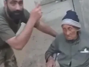 عناصر من النظام السوري يهينون مسنا في ريف حماة