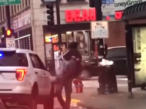 إيقاف شرطي أمريكي طرح رجلا أرضا بقوة خلال القبض عليه