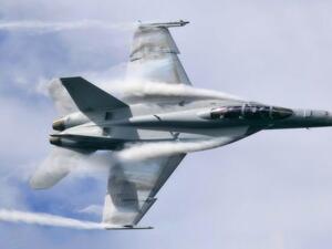 سقوط طائرة مقاتلة بحرية أمريكية في صحراء كاليفورنيا