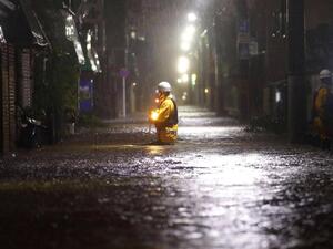 الإعصار يشل طوكيو 