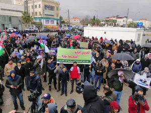 أردنيون يحتجون ضد صفقة القرن قرب السفارة الأمريكية بعمّان