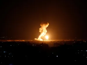 قصف إسرائيلي يستهدف مواقع للمقاومة في قطاع غزة