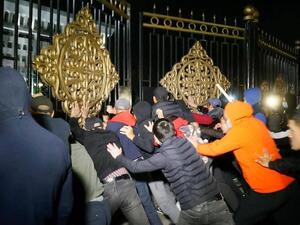 المتظاهرون يقتحمون مقار حكومية في بشكك