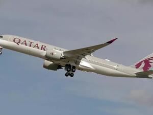 طائرة ايرباص إيه350 تابعة للخطوط القطرية بعد إقلاعها من مطار تولوز بلانياك بفرنسا 