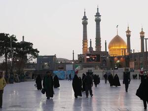 تقع مدينة قم  في جنوب طهران