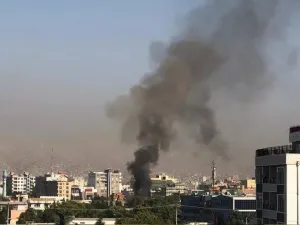 الدخان يتصاعد من موقع الانفجار في كابول
