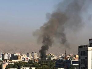 الدخان يتصاعد من موقع الانفجار في كابول