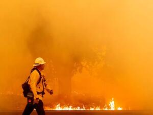 رجل إطفاء يشارك في عمليات مكافحة الحرائق في كاليفورنيا
