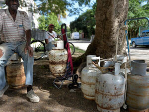 كوبا تولد الطاقة لمصانعها بحرق الاطارات المستعملة مع اشتداد وطأة العقوبات الأمريكية