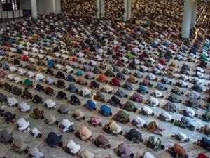 هكذا صلى المسلمون في إندونيسيا صلاة الجمعة بسبب كورونا