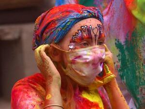 الباريسيون يتوافدون على المتنزهات والحدائق مع تخفيف الحجر الصحي المفروض جراء فيروس كورونا