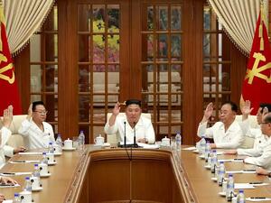 الزعيم الكوري الشمالي كيم جونغ اون مترئسا اجتماع لجنة عليا في حزب العمال الحاكم