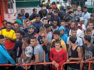 مخاوف من ترحيل مئات التونسيين من مركز إسباني لإيواء المهاجرين