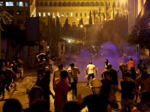 احتجاجات ليلية في لبنان إثر انخفاض غير مسبوق لليرة أمام الدولار