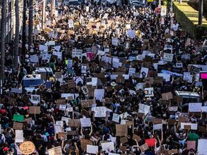 لوس أنجليس لن تحاكم المتظاهرين السلميين الذين انتهكوا حظر التجول