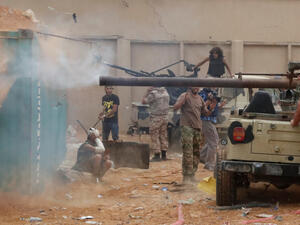 حكومة طرابلس تعلق المحادثات مع قوات شرق ليبيا بعد قصف حفتر لميناء العاصمة