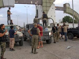 مقاتلون موالون لحكومة الوفاق ينتشرون في مطار طرابلس